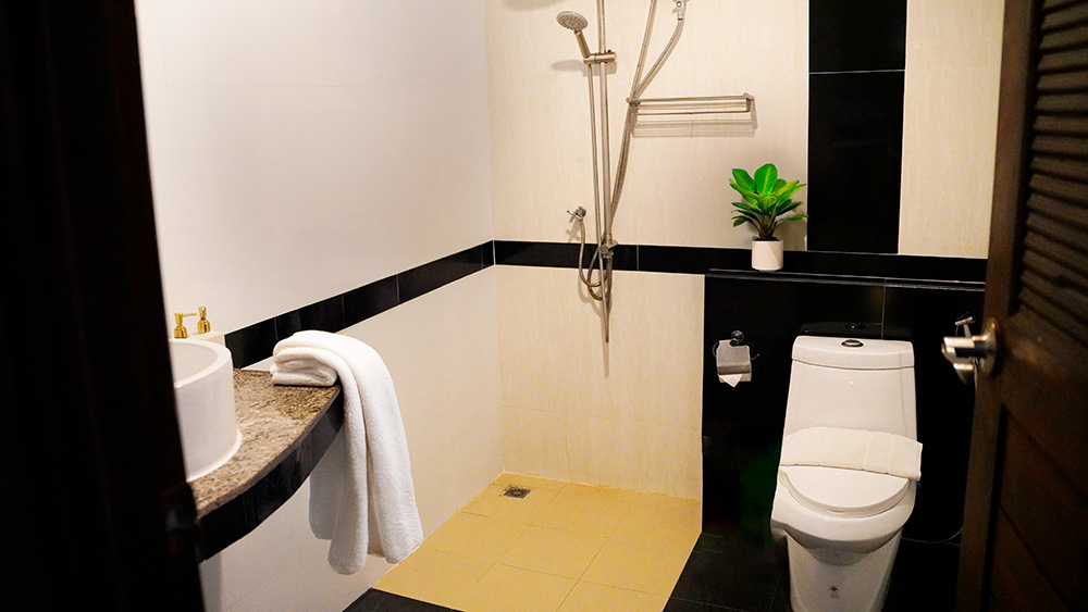 Treasure Hill Side Sea View Family Suite-bathroom2-small